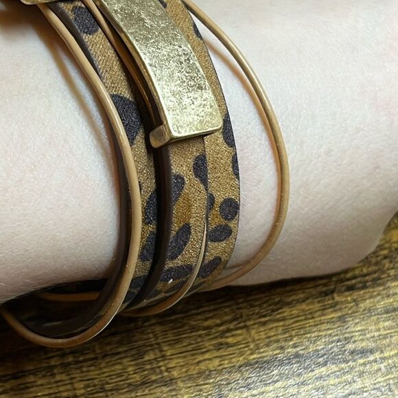 Fake suede Cross Decor Leopard Pattern Bracelet with magnetic closure - Picture 12 of 15